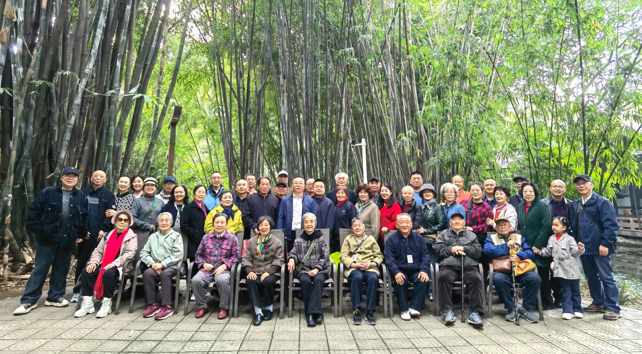成都五支部重阳节慰问合影.jpg